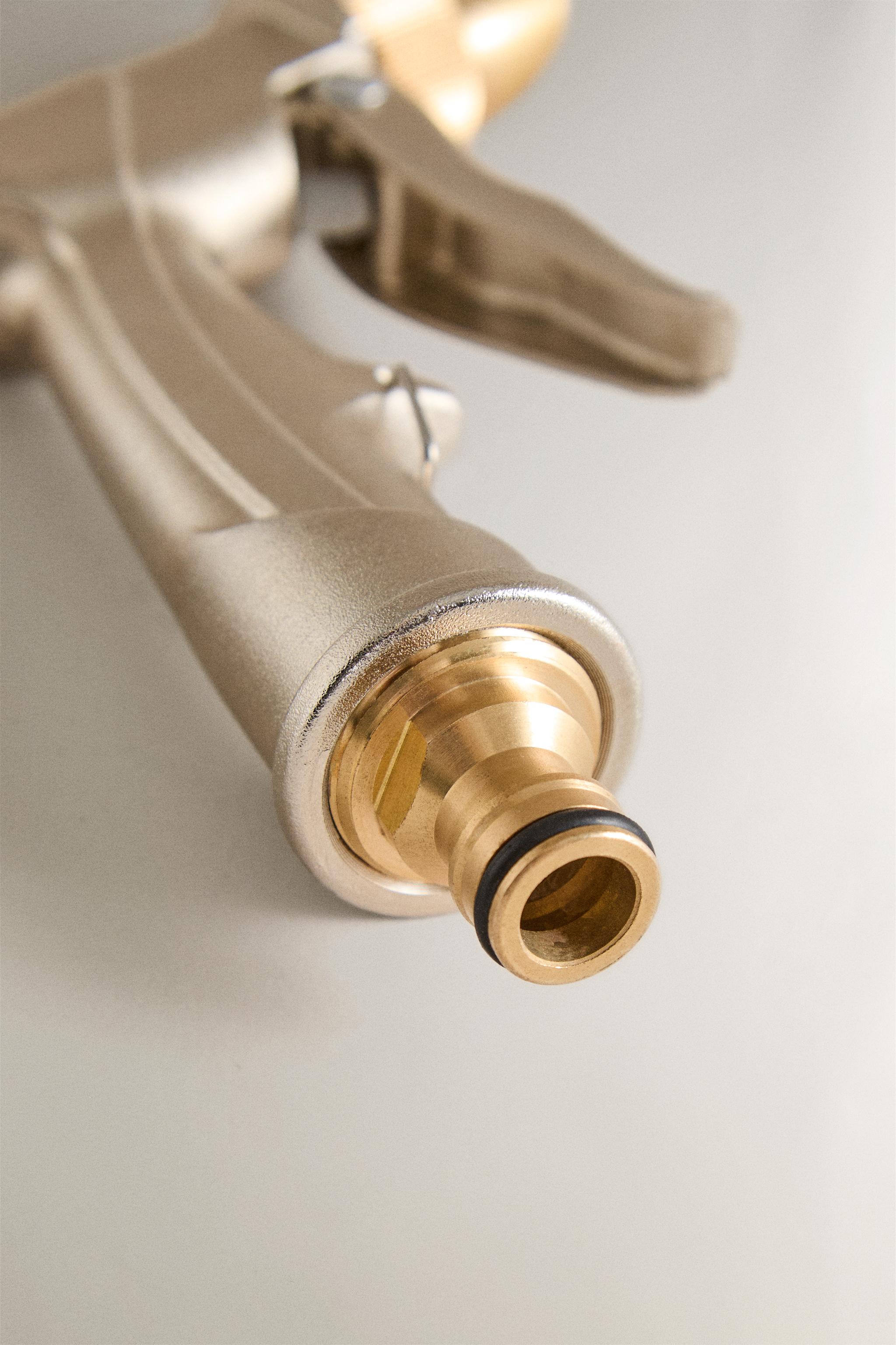 MULTI-WAY GARDEN HOSE NOZZLE
